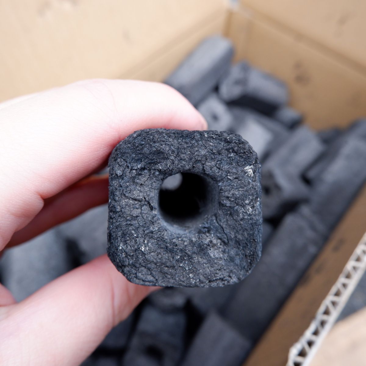 炭のことならトータルフーズシステム / 国産富士オガ炭 (カット品) 10kg×3箱