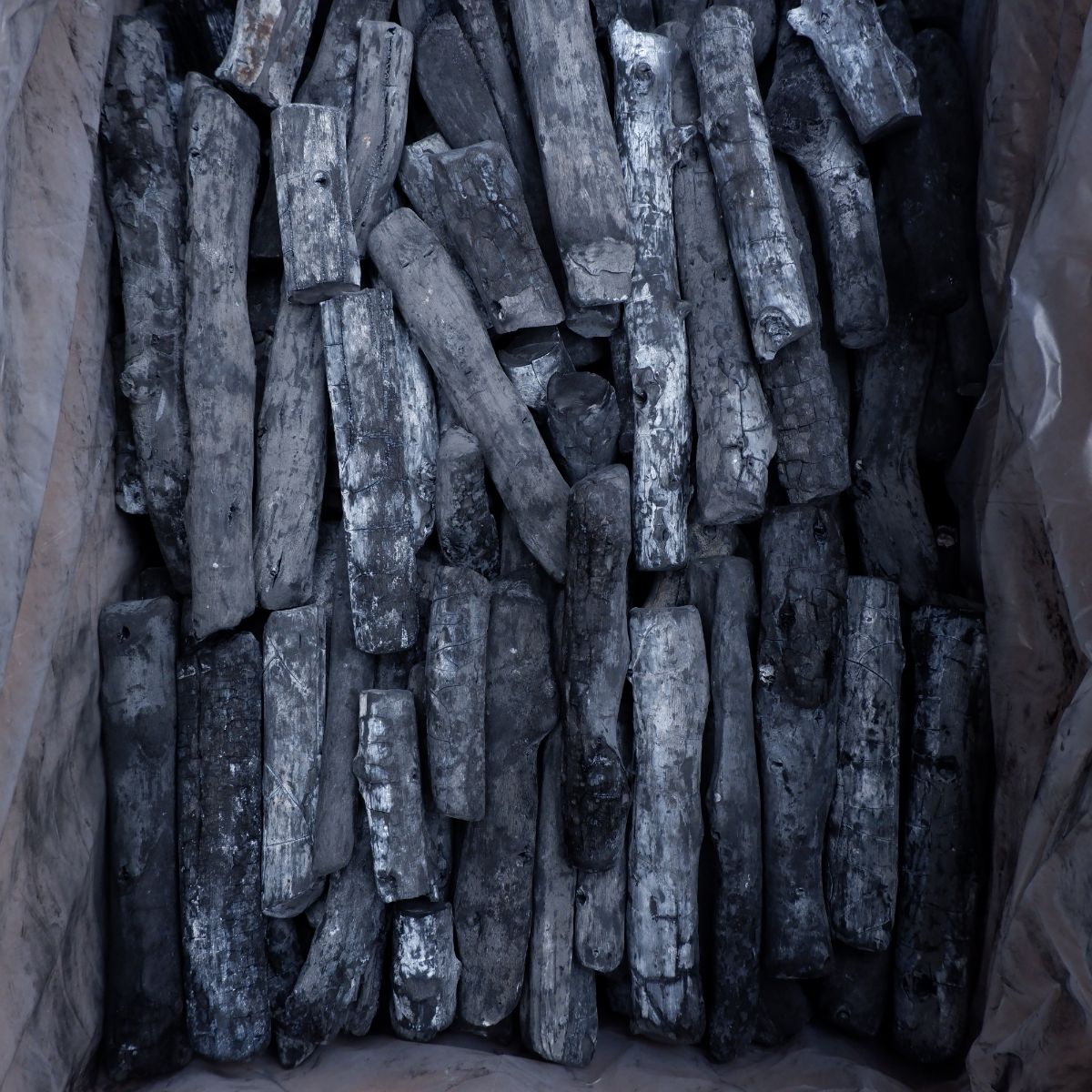 炭のことならトータルフーズシステム / ラオス備長炭 切細丸 直径 約1cm〜2.5cm 2箱×15kg