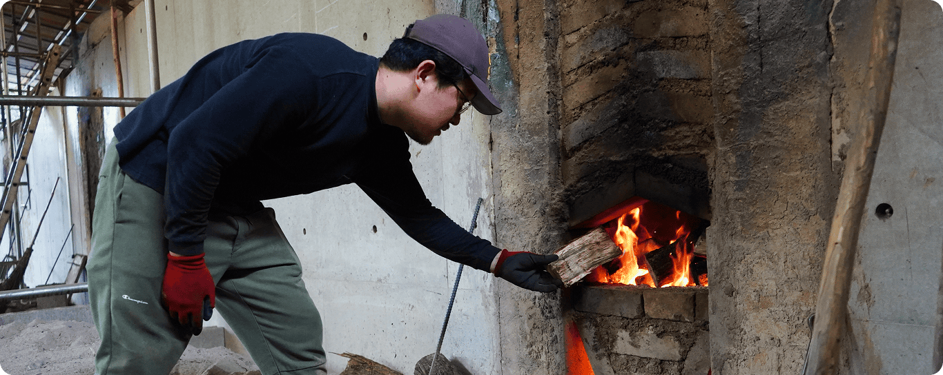 窯での作業風景